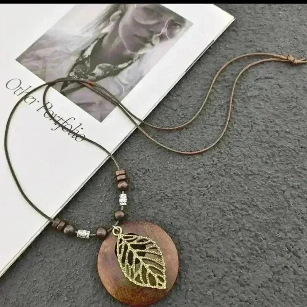 Retro Leaf Wooden Circle Pendant Necklace
